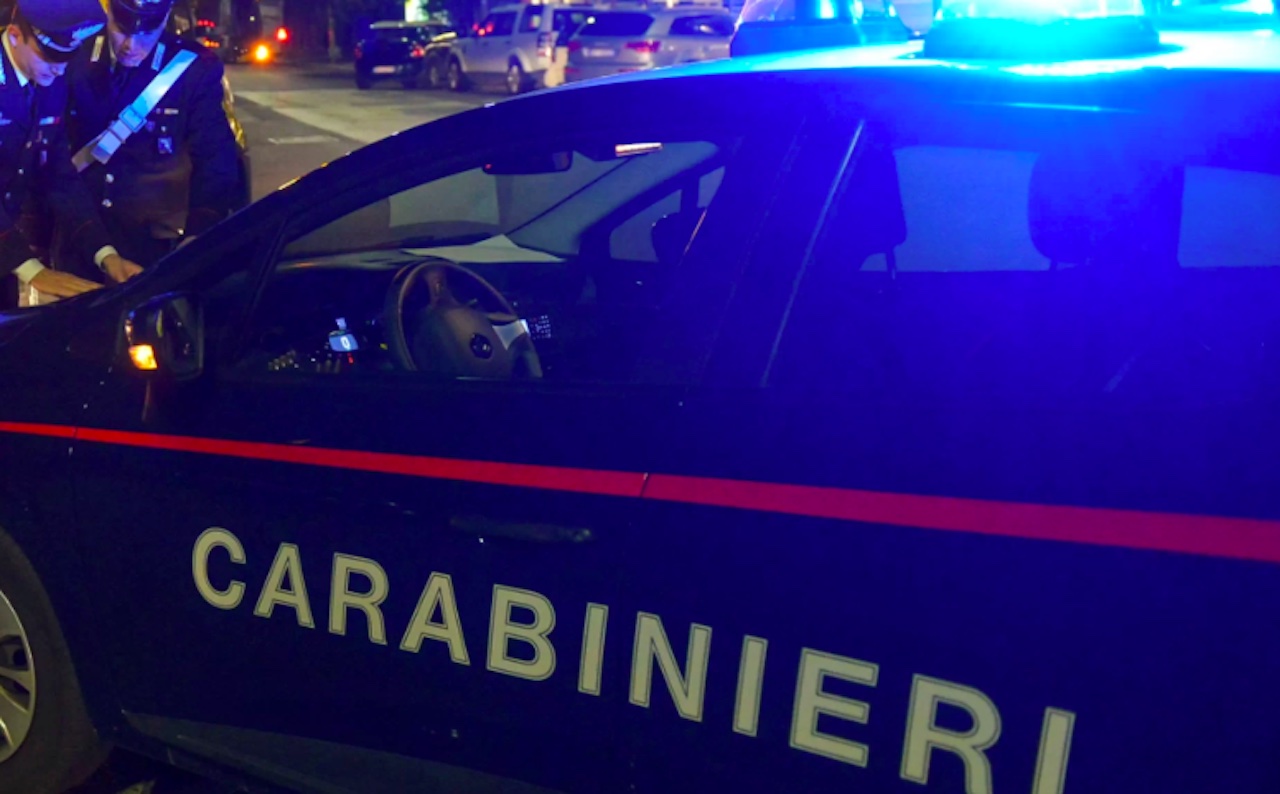 Roma, armato di coltello rapina negozio di abbigliamento a Palestrina: incastrato dalle telecamere