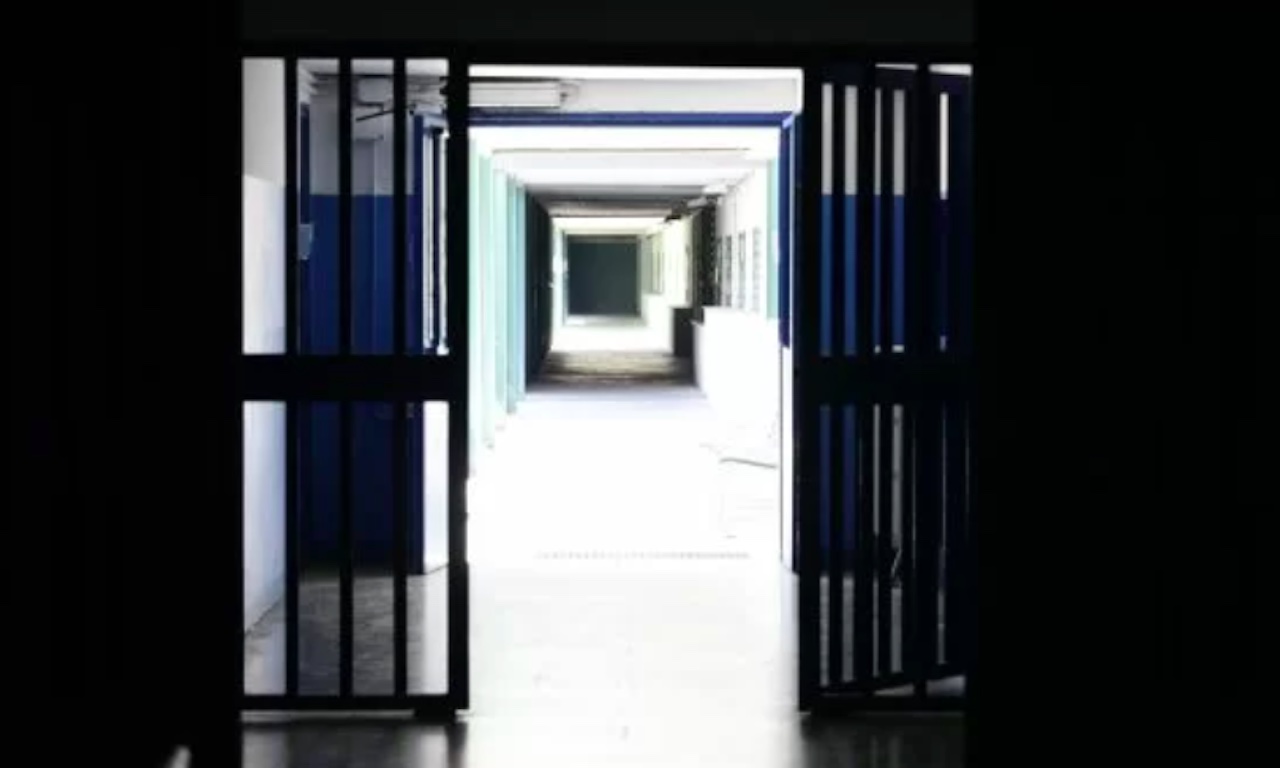 Roma, blitz nel carcere di Velletri: trovati droga, telefoni, decoder e una play station