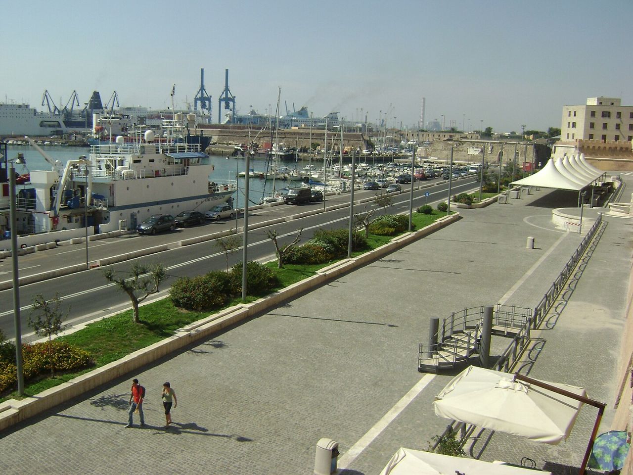 migranti container civitavecchia