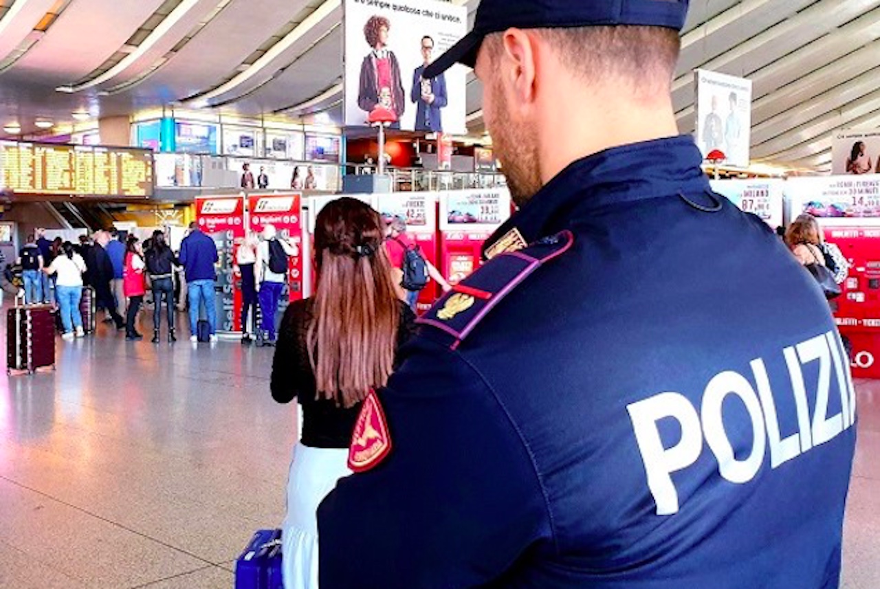 Rovesciano un drink e la borsa sparisce: la tecnica dei ladri alla stazione Termini