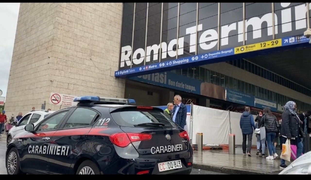 Stazione Termini, autista abusivo adesca passeggera e semina il panico per sfuggire ai controlli