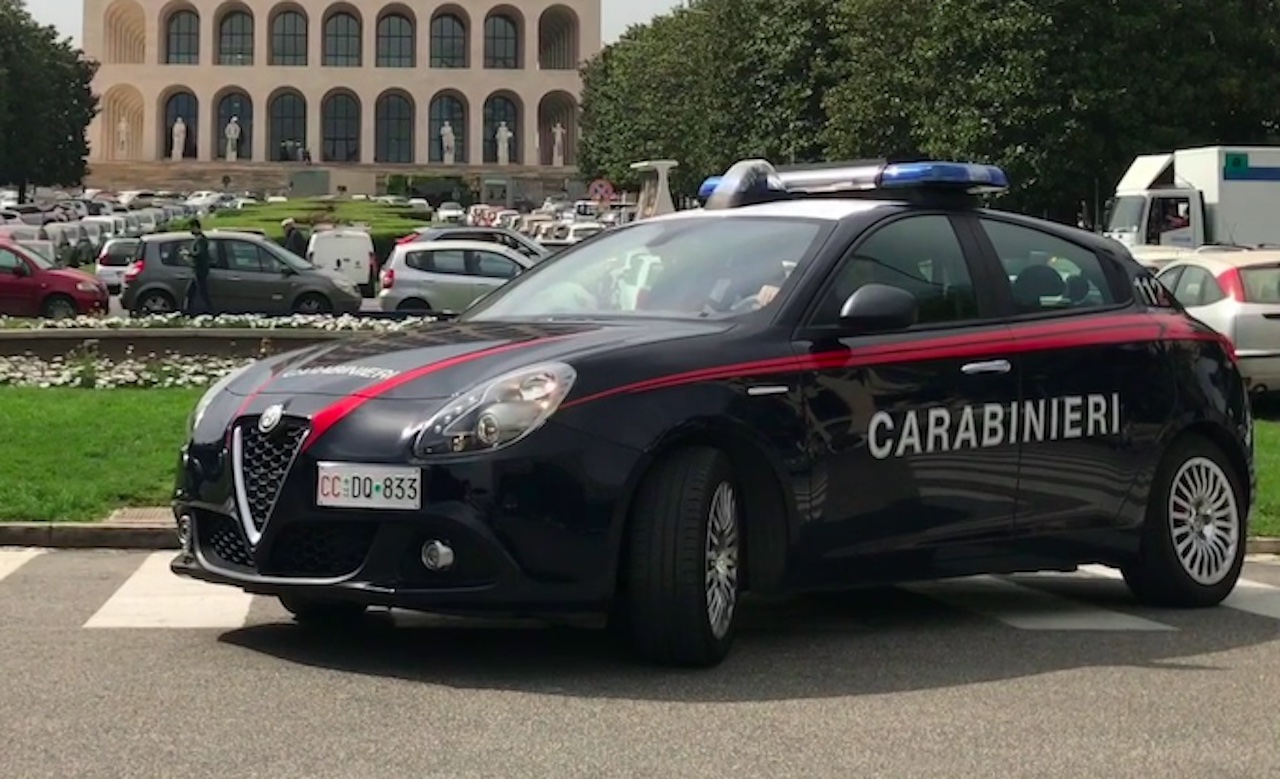 Roma, scoperto a rubare nel supermercato colpisce il titolare con un pugno e scappa