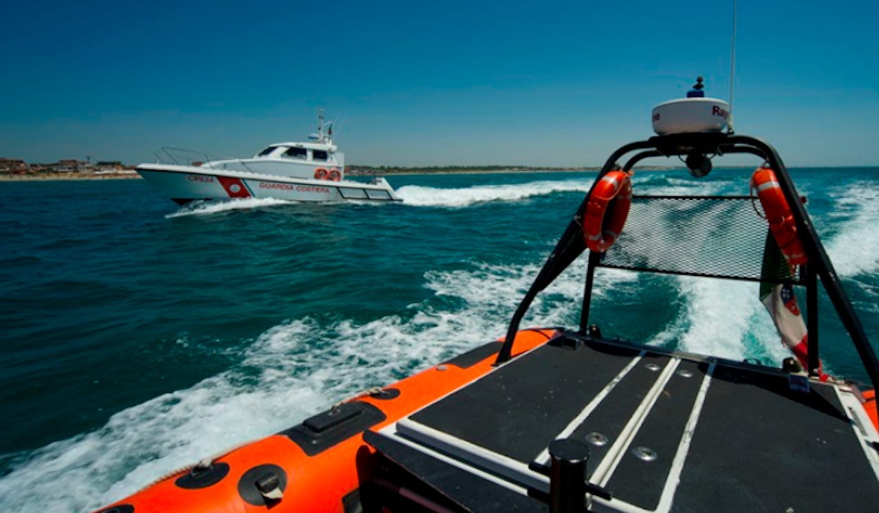 Giallo a Fiumicino, cadavere recuperato nella darsena: trasportato dalla corrente verso la foce del Tevere