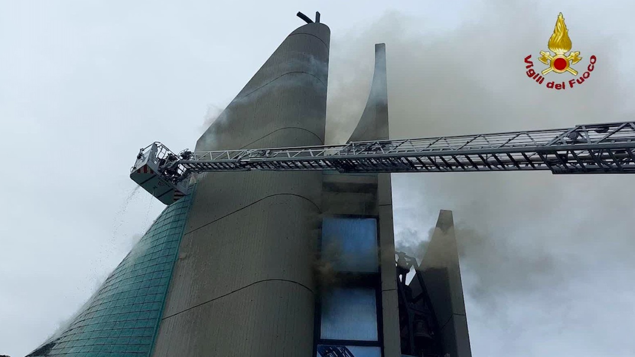 In fiamme il tetto di una chiesa alle porte di Roma, nessun ferito