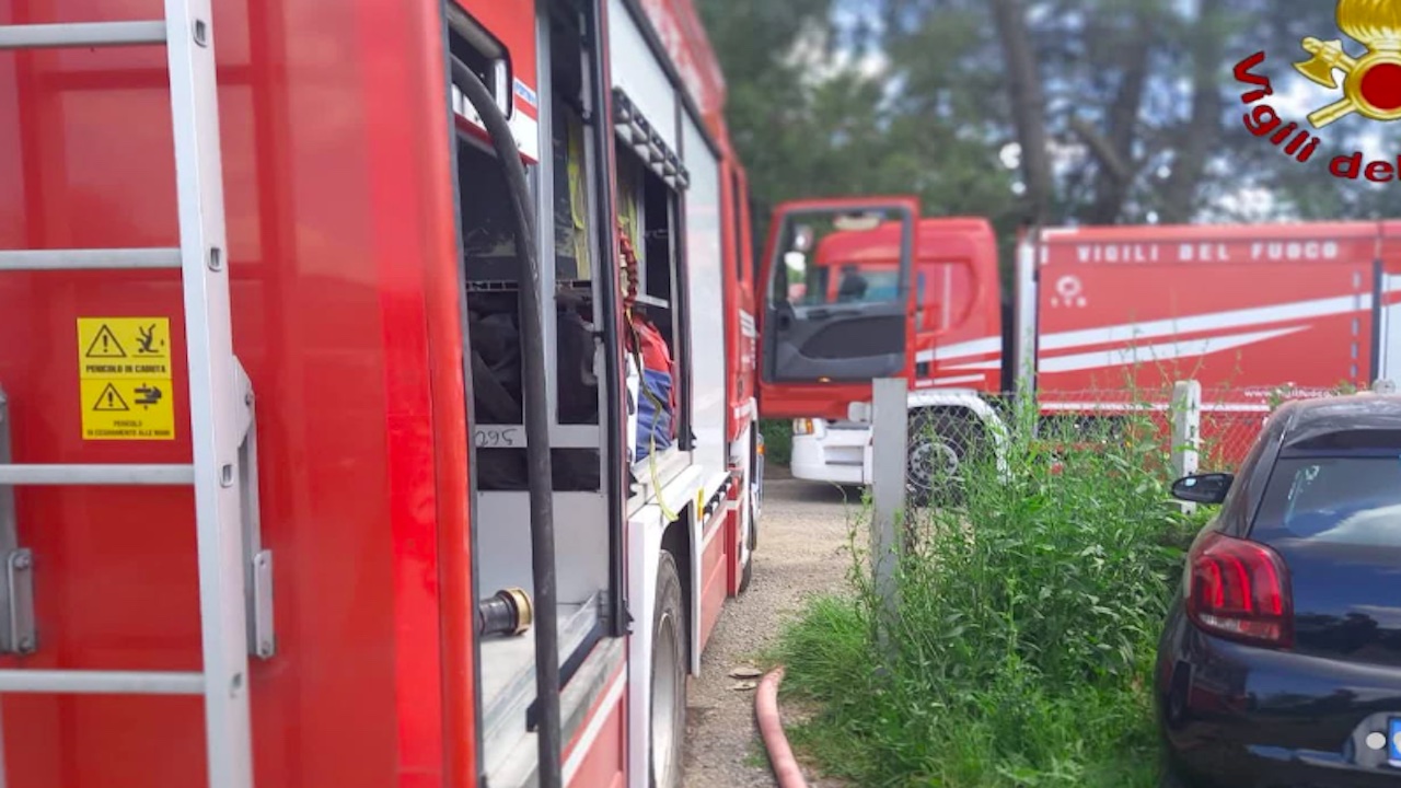 Incendio a Villa Borghese, ancora fiamme nelle stalle in disuso rifugio dei senzatetto