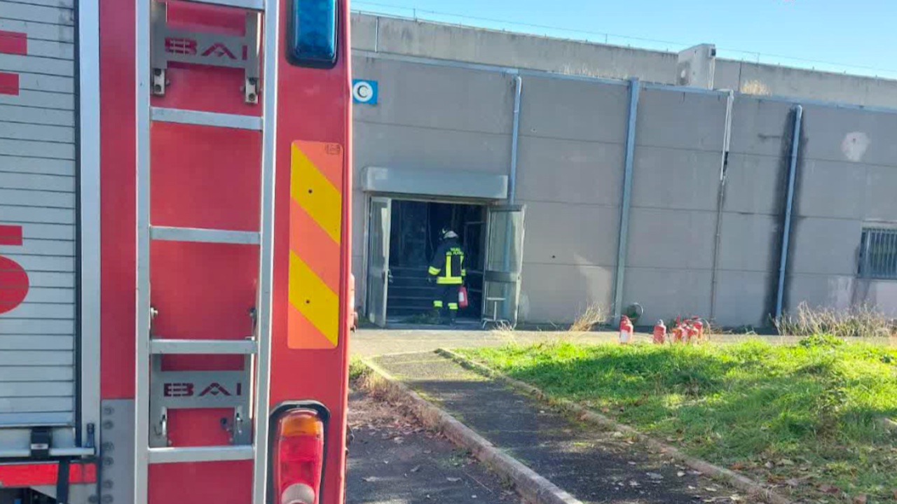 Roma, incendio all'università di Tor Vergata: fiamme nella sala server. Evacuati laboratori