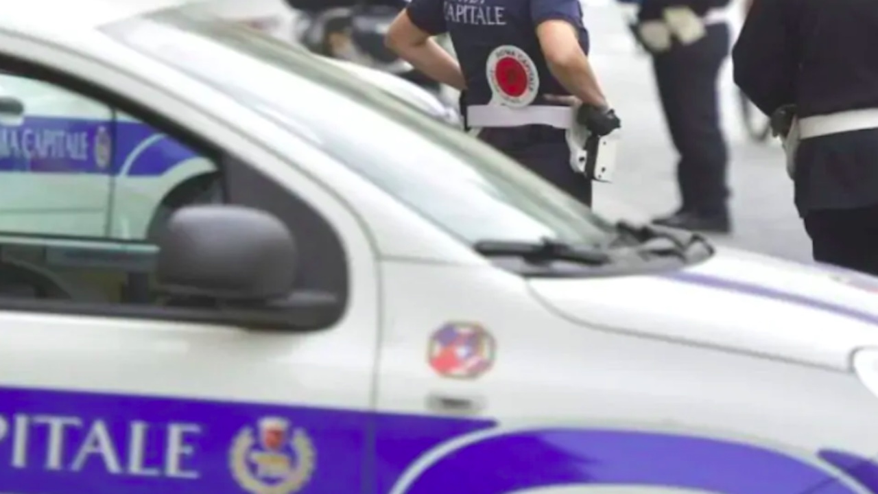 Scontro tra due auto e camion a Roma: 61enne muore in un frontale su via Polense