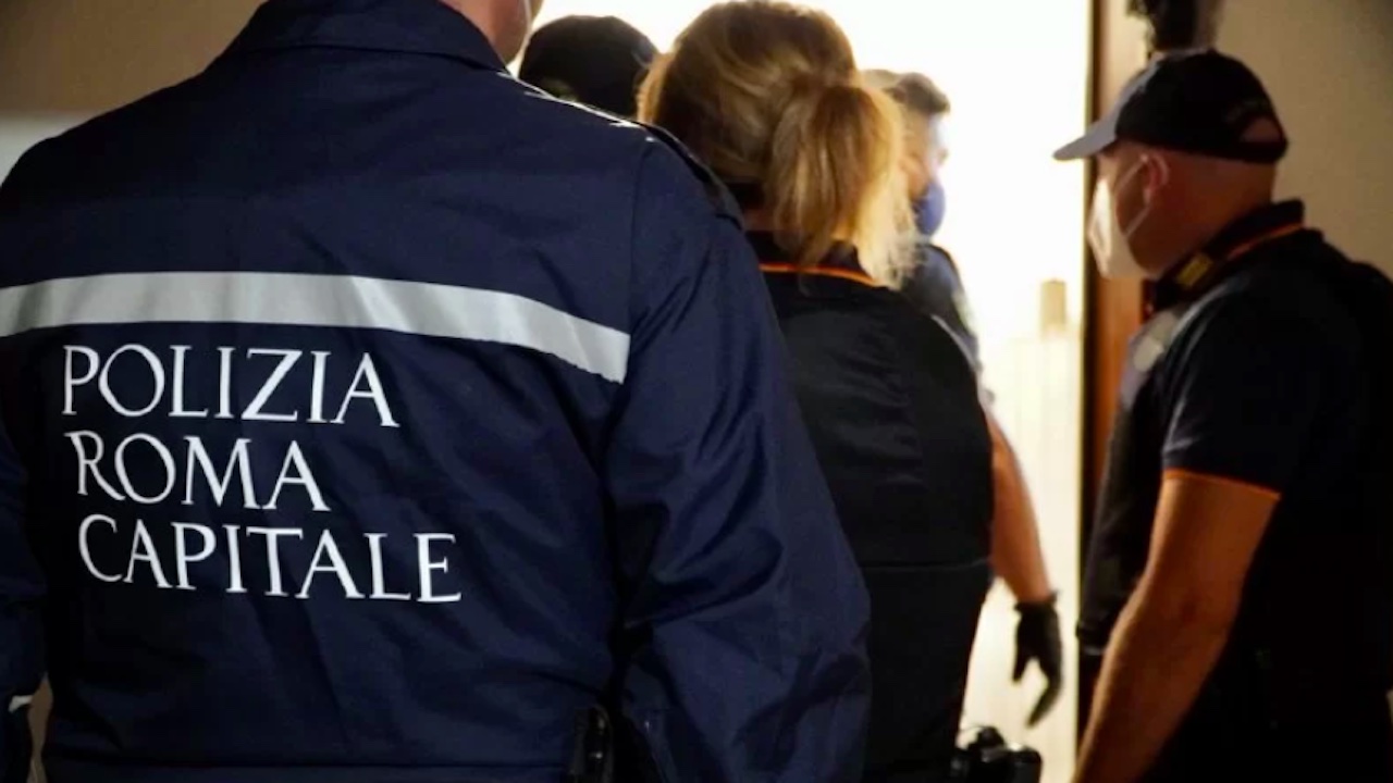 Ristorante abusivo in un palazzo ad Ostia: scoperto dopo le segnalazioni dei condomini “odori nauseanti”