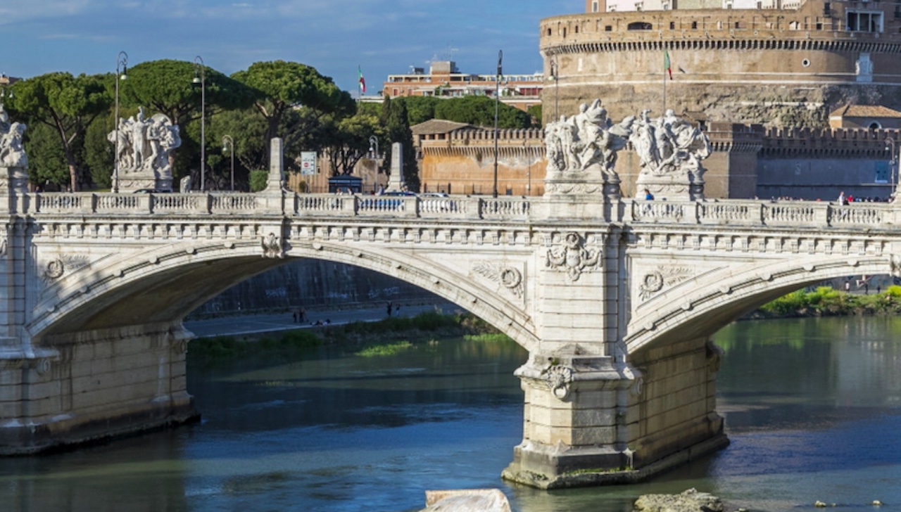 Minaccia di lanciarsi da ponte Vittorio Emanuele: passanti intervengono e salvano ragazza a Roma