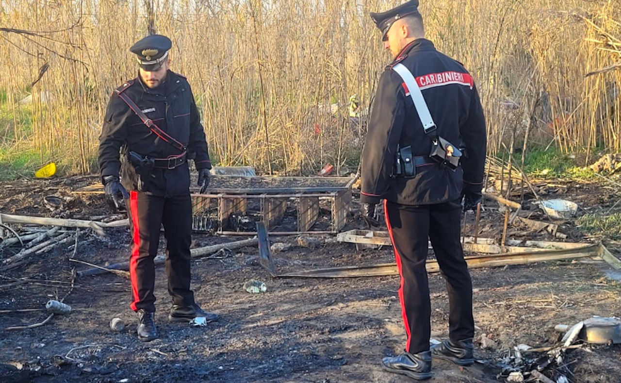 Roma, incendio nell'accampamento di fortuna: morto clochard investito dalle fiamme