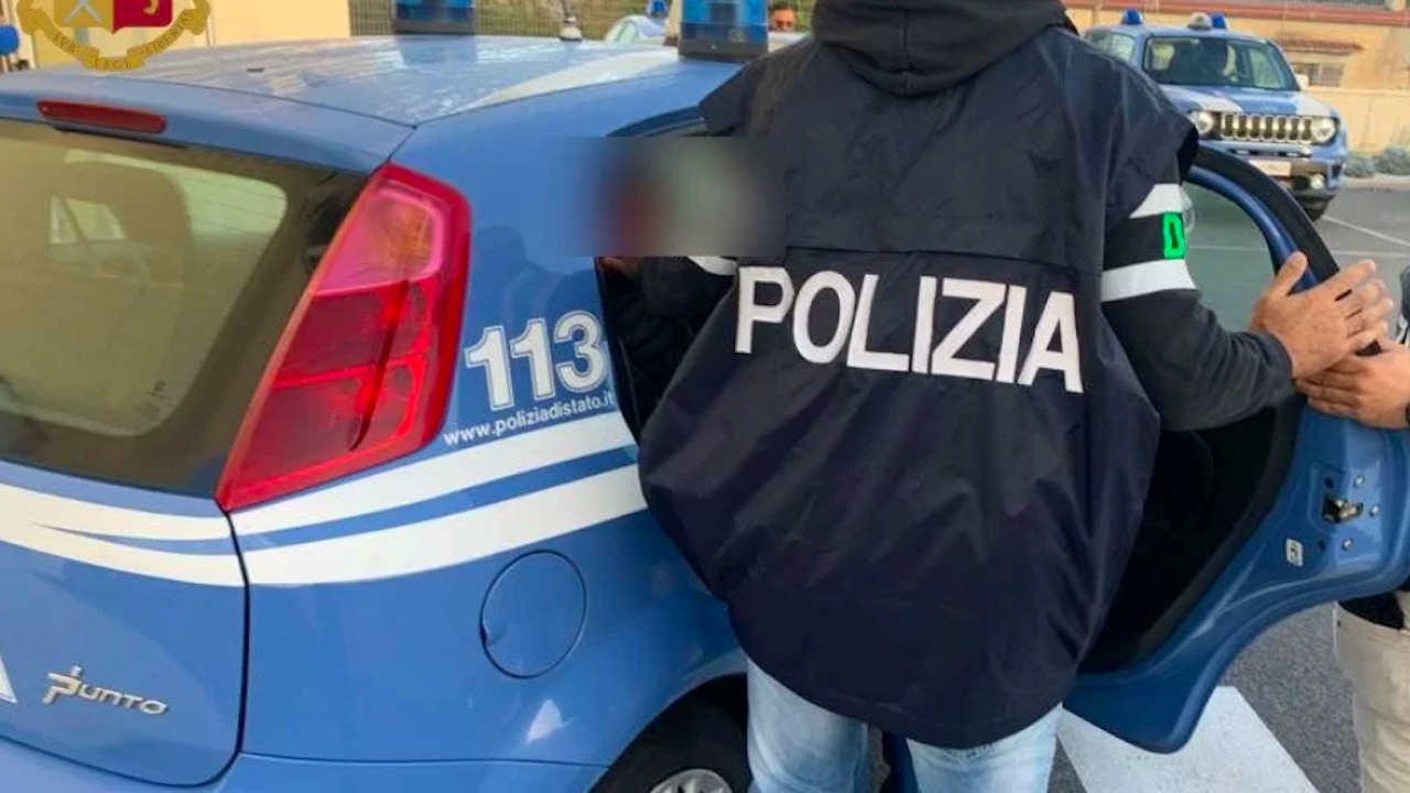 Roma, legata e rapinata da un “cliente” che la chiude in bagno: la vittima urla dalla finestra e lo fa arrestare