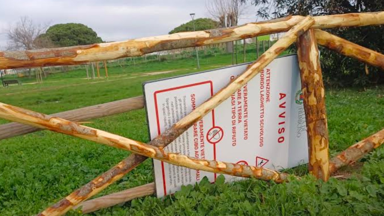 Fiumicino, atto vandalico nel parco di Villa Guglielmi: distrutto cartello 