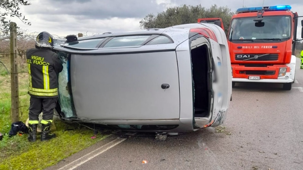 Incidente tra auto e bici ad Aprilia: morto ciclista. Automobilista elitrasportato a Roma