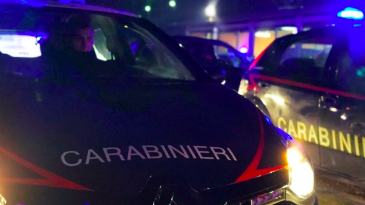 Roma, minaccia di pungere i carabinieri con una siringa usata: bloccato