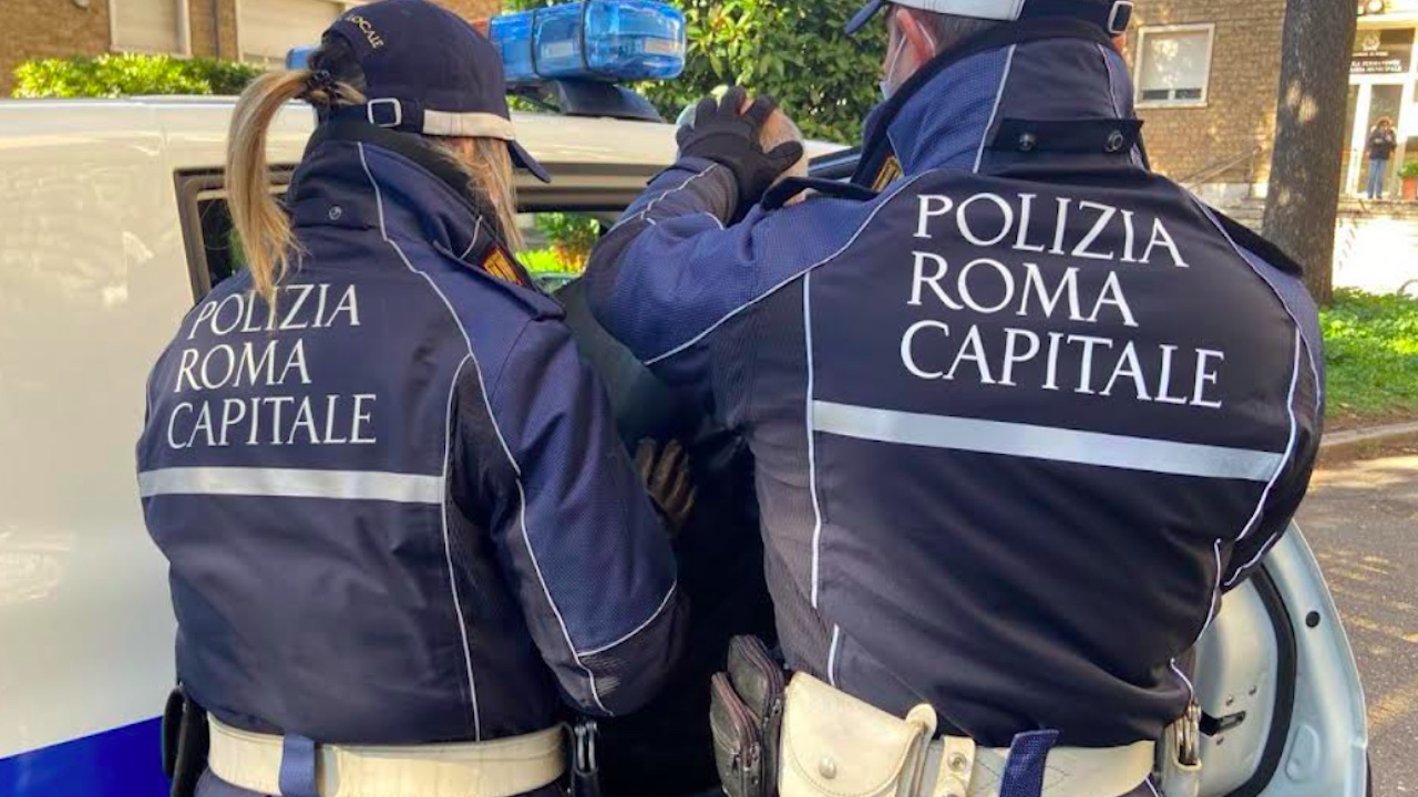 Roma, parcheggiatore abusivo denunciato 9 volte in un anno: arriva l'espulsione