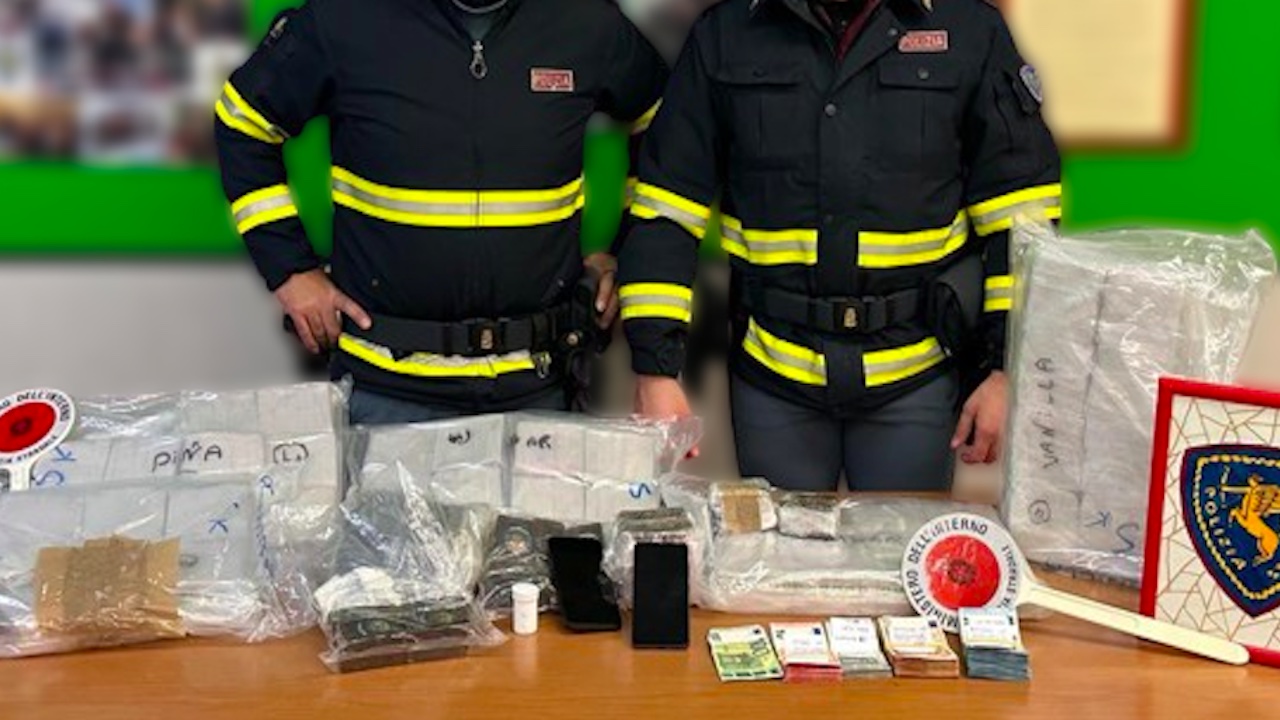 Roma, sorpreso con 30 kg di droga nel bagagliaio dell’auto: 46enne arrestato a Magliano Sabina