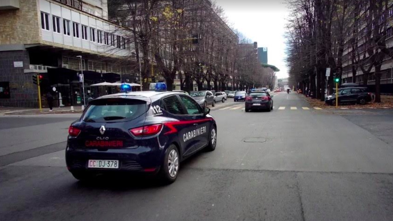 Roma, ragazzo colpito al collo con un coccio di bottiglia per prendergli il telefono: fermato un 23enne