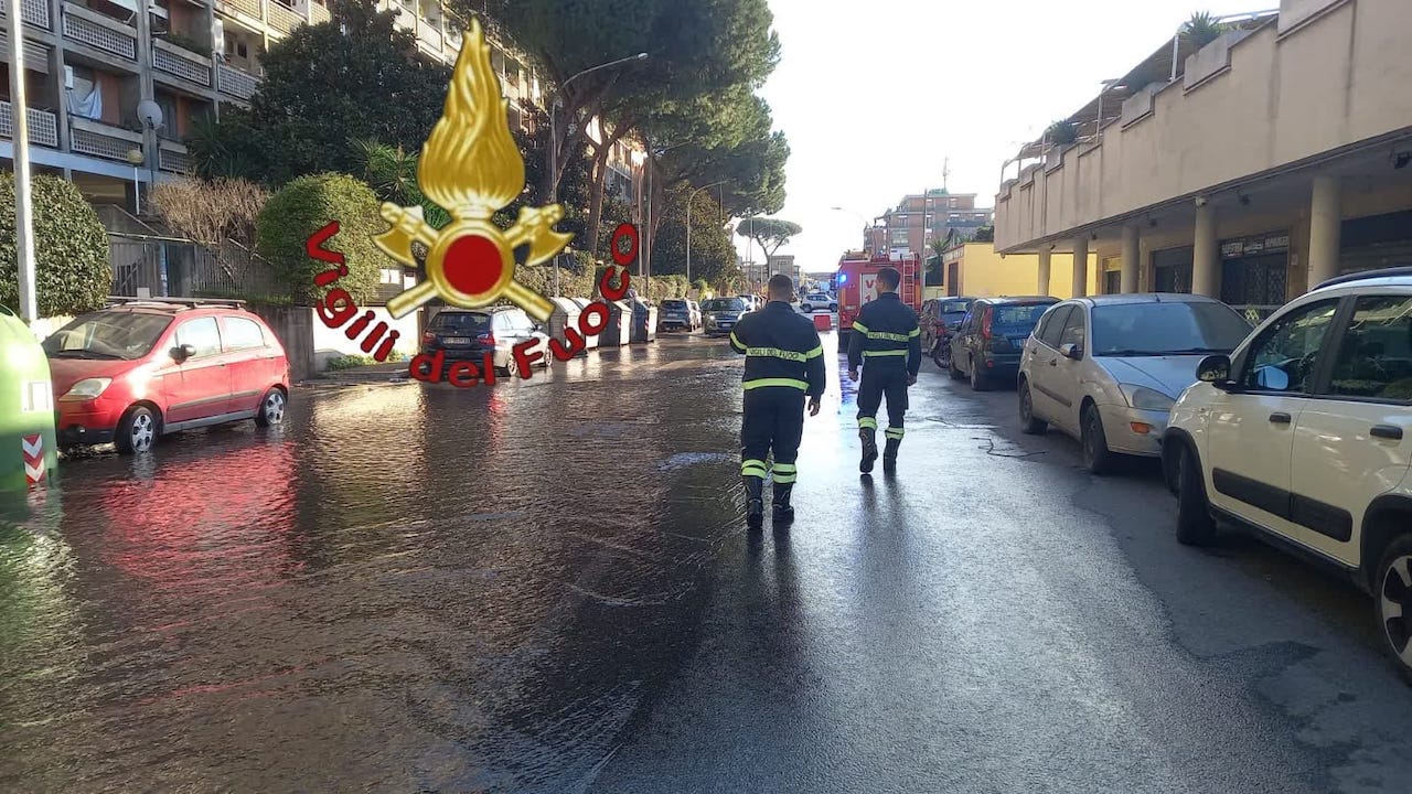 Roma, strada allagata a Torre Maura: chiusa via Silicella