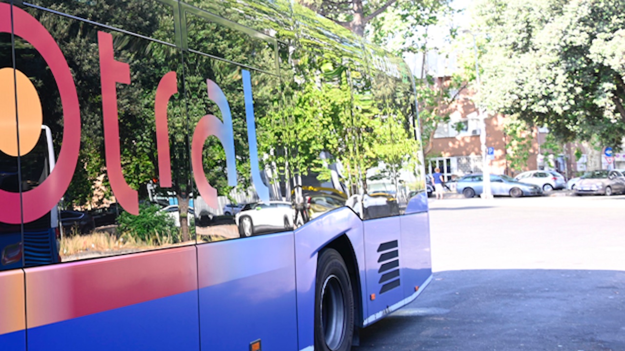 Lite sul bus alle porte di Roma: rimprovera l’autista e viene preso a calci e pugni da due passeggeri