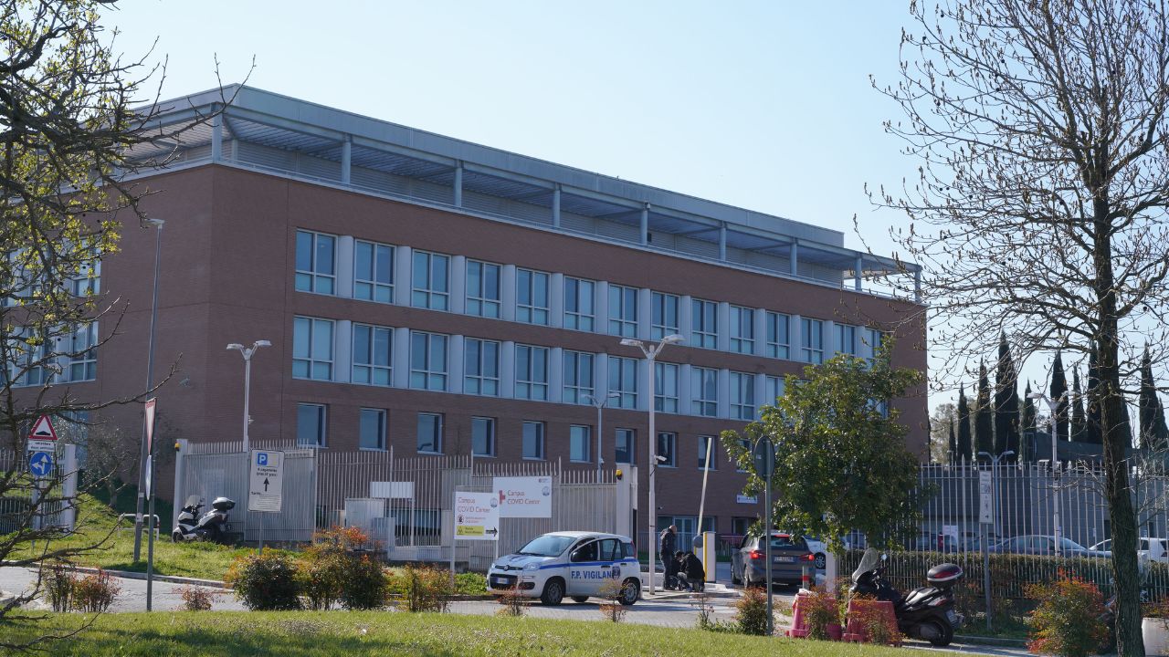 campus biomedico corpo cadavere fiamme