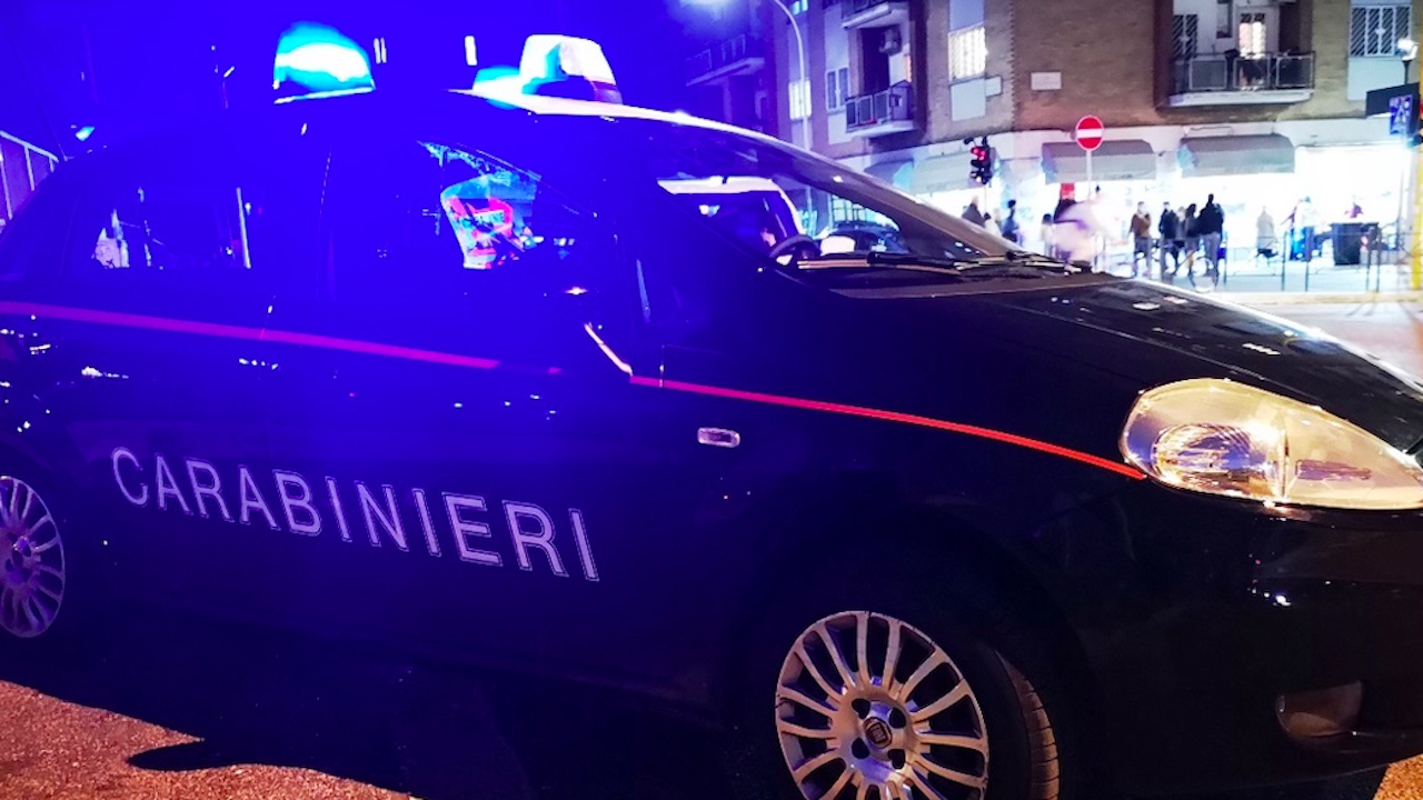 Roma, aggredisce e spinge dalle scale la compagna durante una lite: arrestato