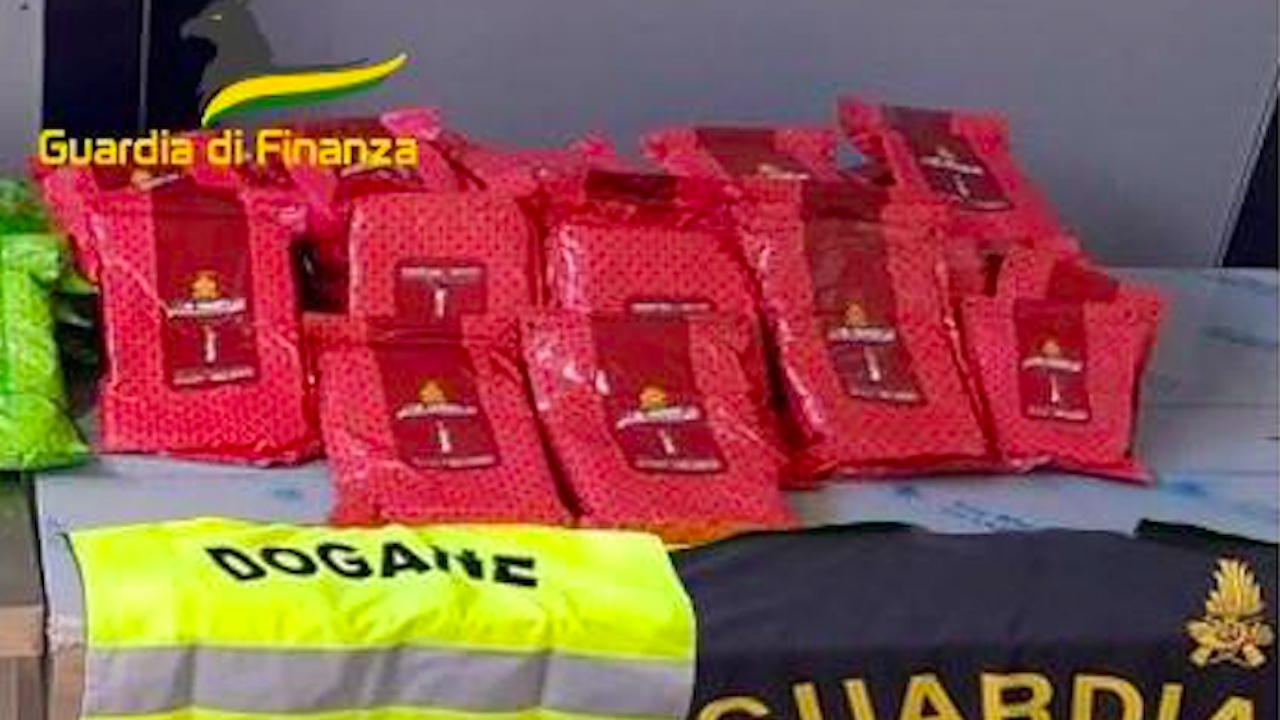 Contrabbando, sequestrati 82 kg di tabacco per narghilè nel porto di Civitavecchia