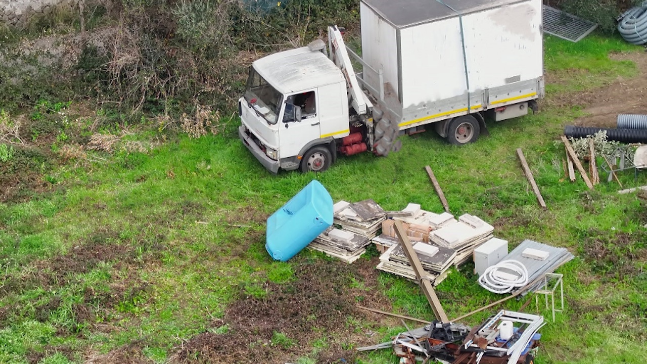 Discarica rifiuti tra i vigneti a Ciampino: scoperta con i droni