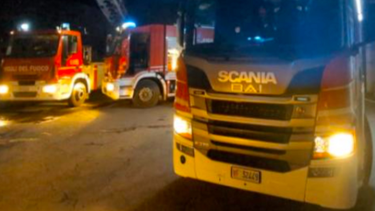 Incendio in palazzina a Primavalle: tre persone intossicate. In fiamme cumulo di materiale