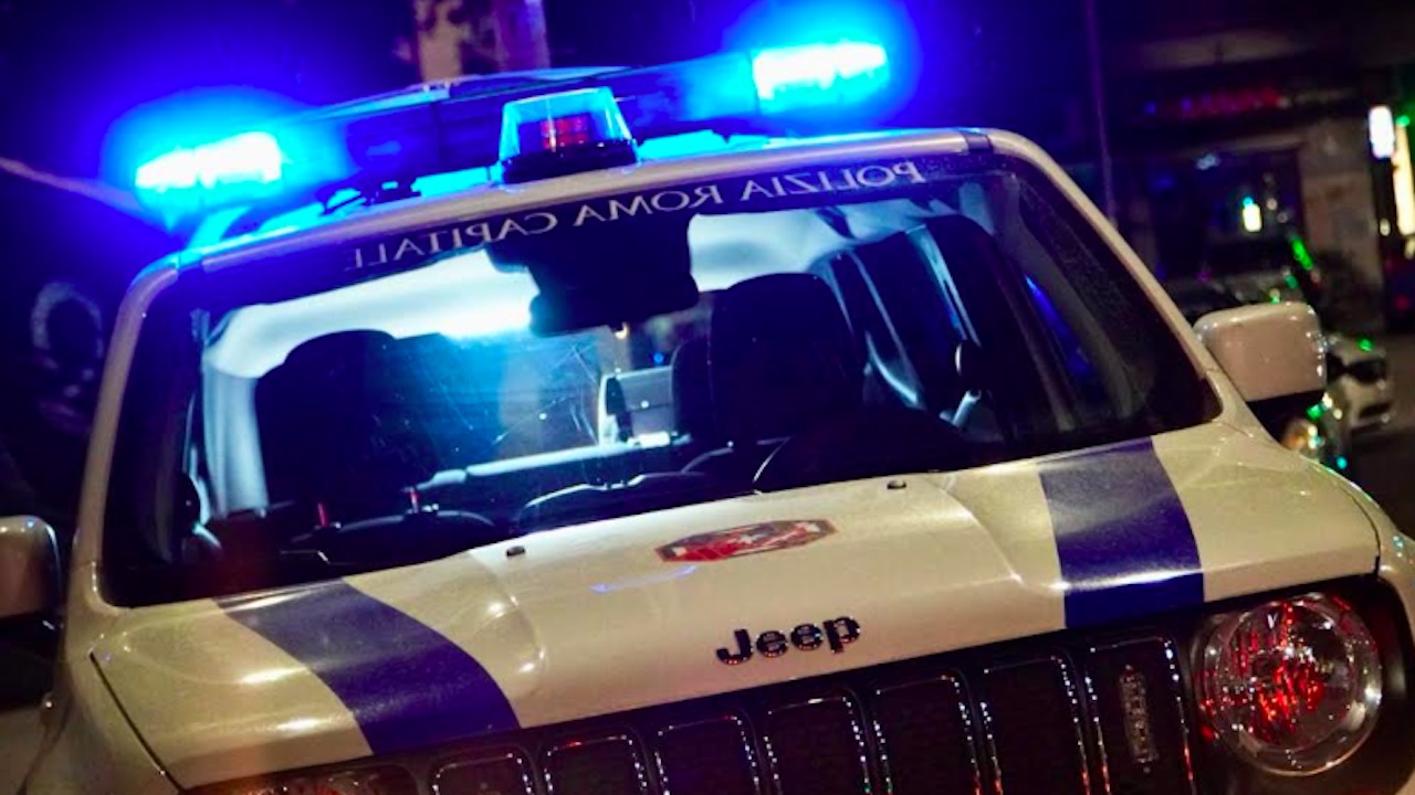 Roma, investe un uomo scappa e porta l'auto dal meccanico: preso pirata della strada