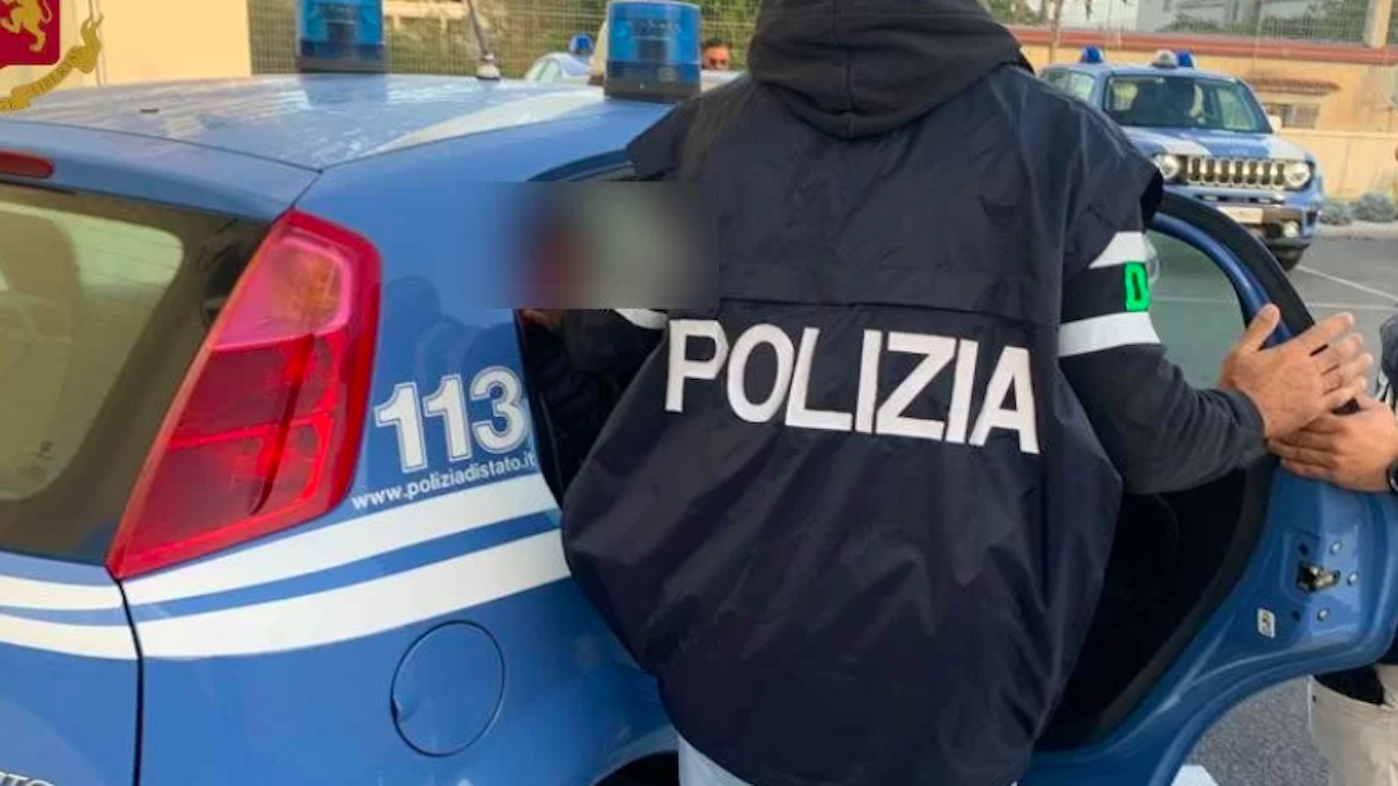 Roma, vuole portare via la figlia dall’asilo nonostante il divieto del giudice: la maestra lo ferma