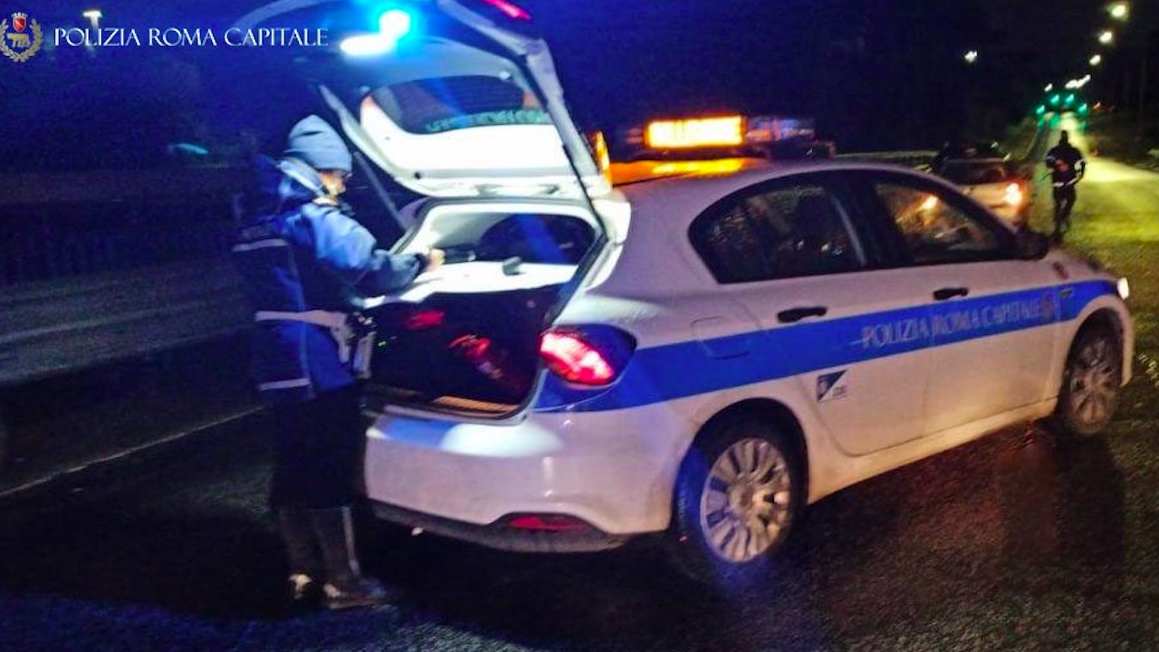 Incidente a Villaggio Prenestino, scontro tra auto e scooter: feriti due 30enni