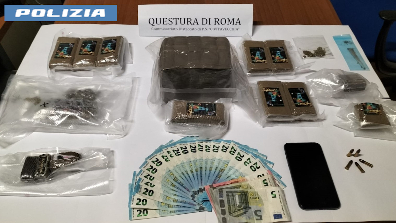 Civitavecchia, scappa all'Alt e butta la droga dal finestrino: in auto proiettili e oltre 2 kg di hashish