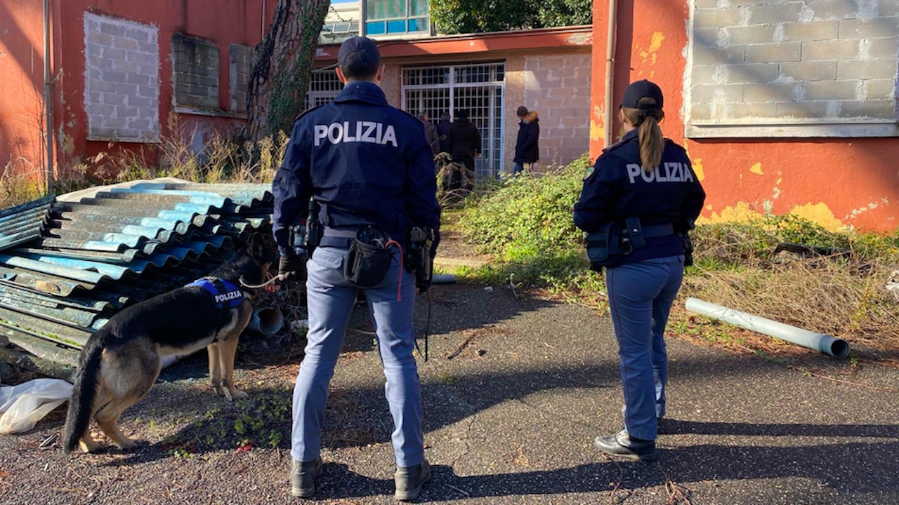 Roma, sgomberata area occupata in via del Frantoio al Tiburtino III: trovata droga e quintali di rifiuti