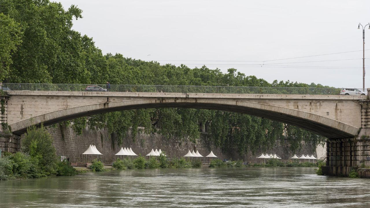 tentato suicidio ponte garibaldi roma