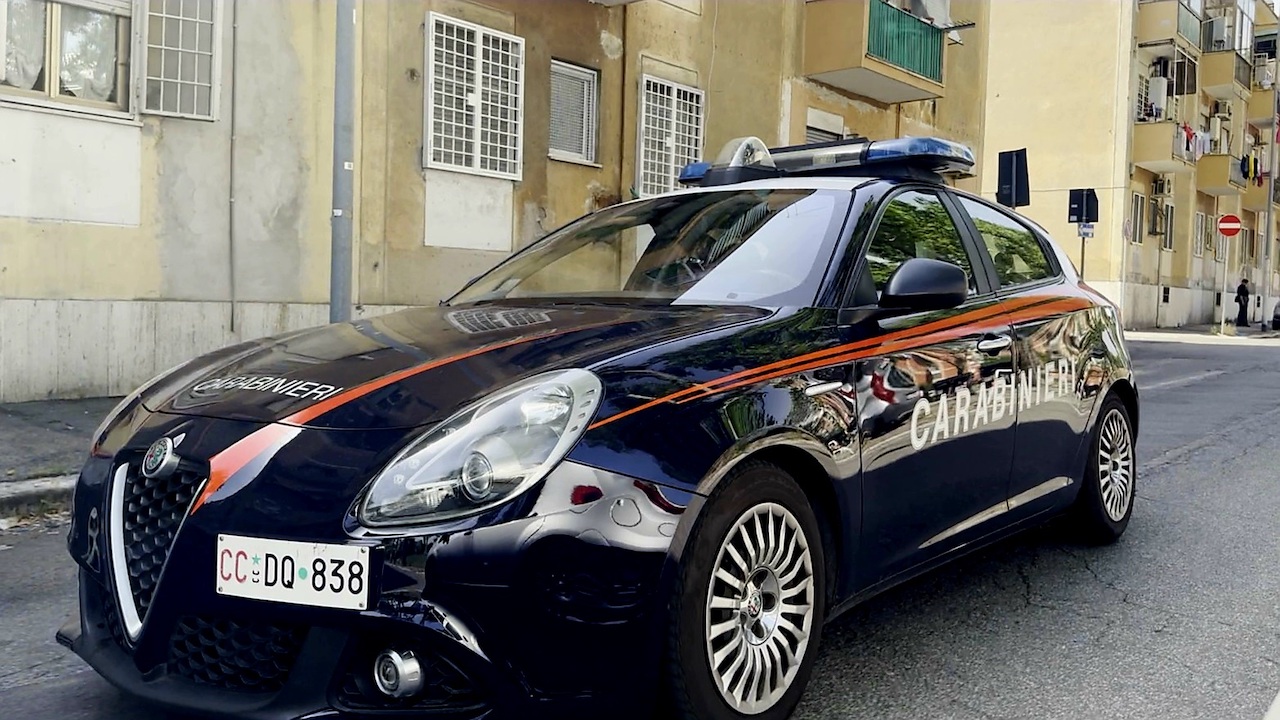 Roma, in banca con una 90enne invalida per farsi accreditare 32mila euro: arrestato