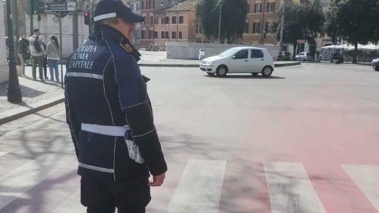 Blitz femministe a Roma: traffico bloccato sul Lungotevere tra vernice rosa e balli 