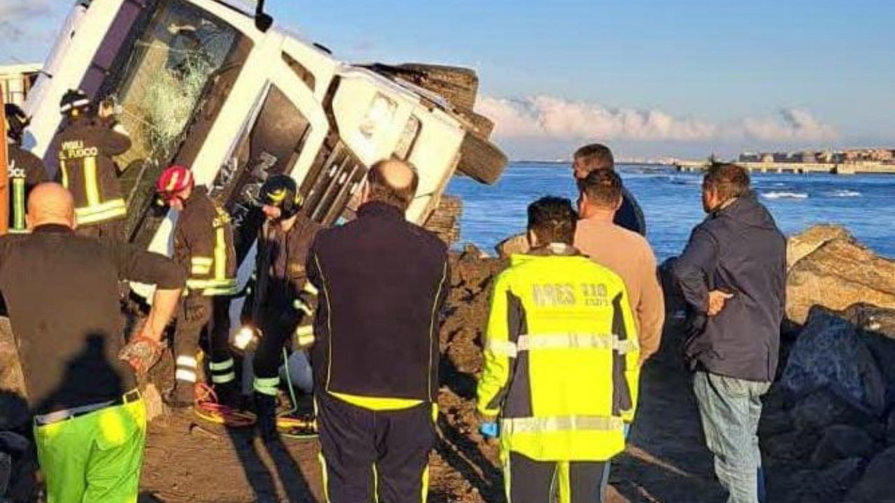 camion ribaltato ostia