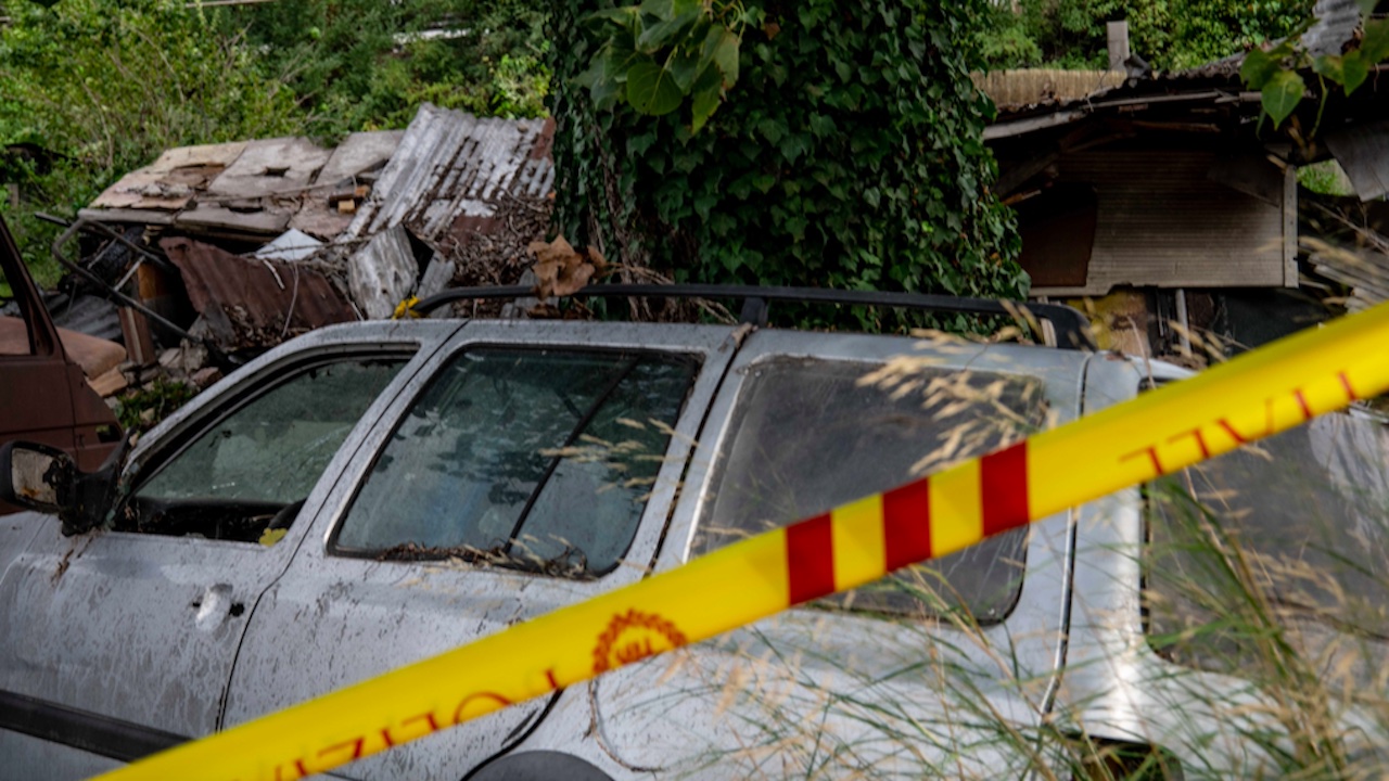 Roma, deposito abusivo di auto e pezzi di ricambio scoperto a Colle del Sole: 2 denunciati