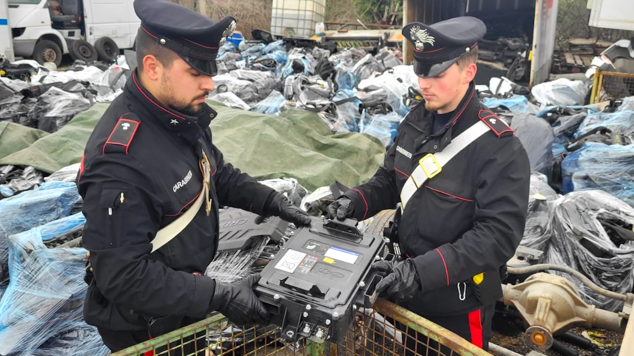 Auto cannibalizzate a Roma: maxi deposito scoperto a Guidonia