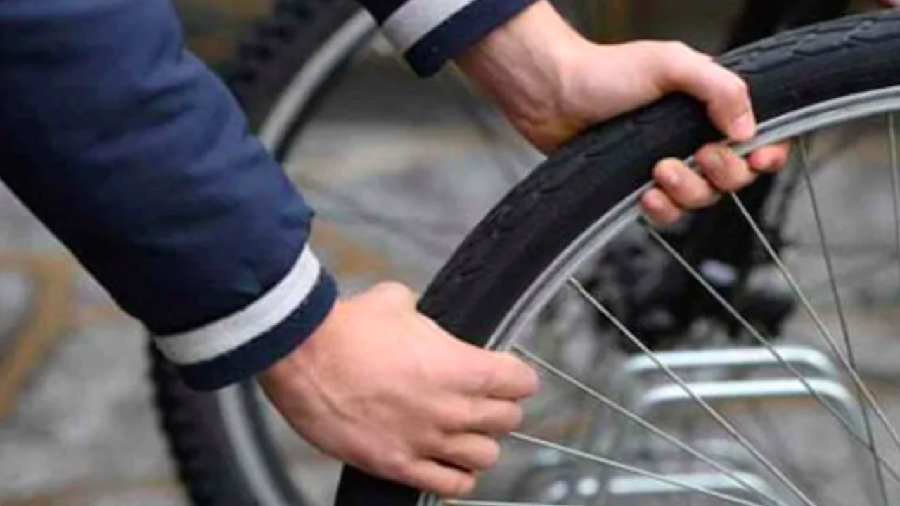 Rider derubato e aggredito nel centro di Roma, i passanti danno l'allarme: arrestato 19enne