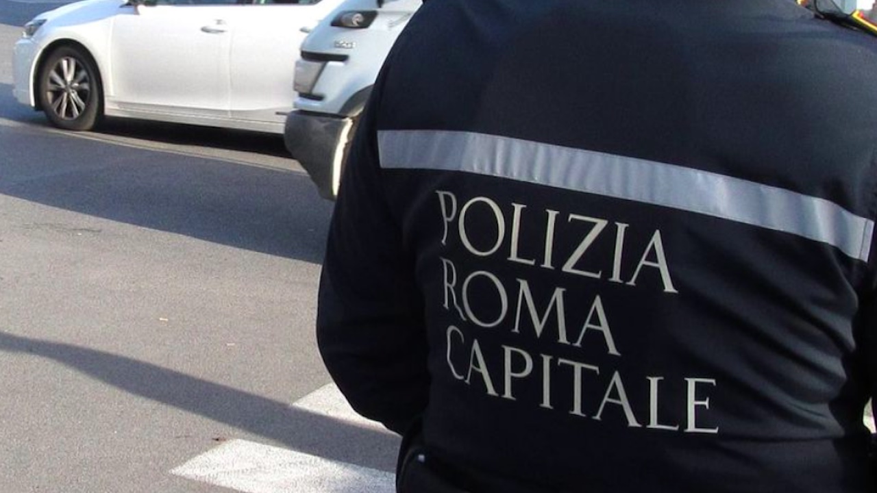 Roma, scontro tra scooter e auto a Labaro: morto centauro 44enne