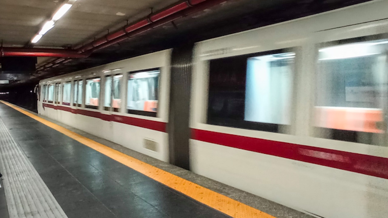 Blitz femminista a Roma nelle stazioni della metro B, scritte rosa su treni e fermate