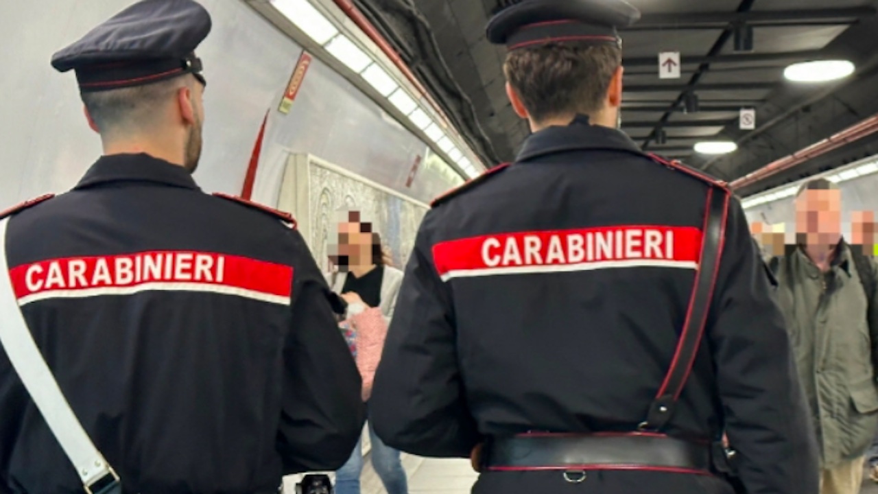 Roma, scoperto a scavalcare tornelli metro sputa addosso a vigilante e lo spintona: denunciato