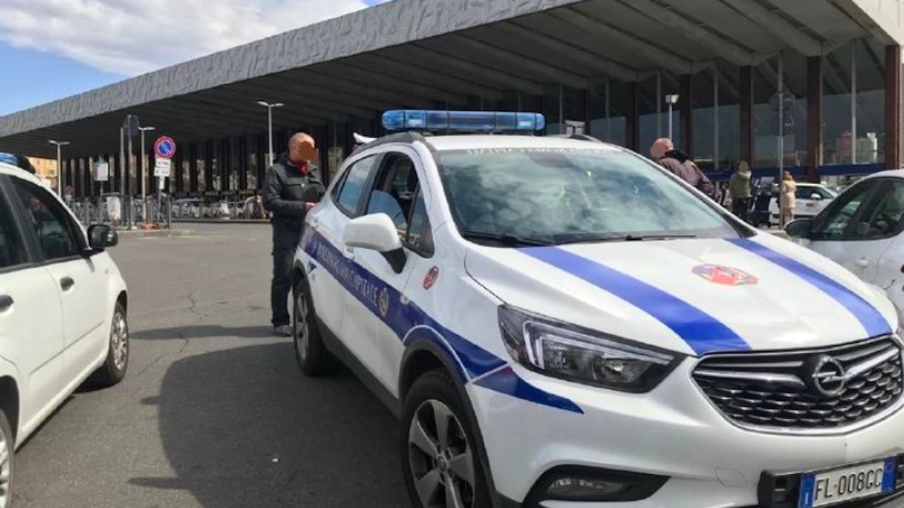 Roma, malore al voltante nel sottopasso di Termini: gli automobilisti danno l'allarme