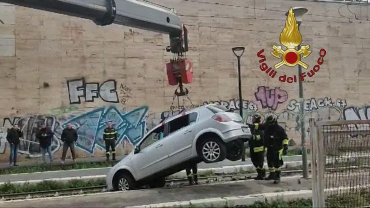 Roma, ubriaco al volante finisce sui binari in via Giolitti: denunciato