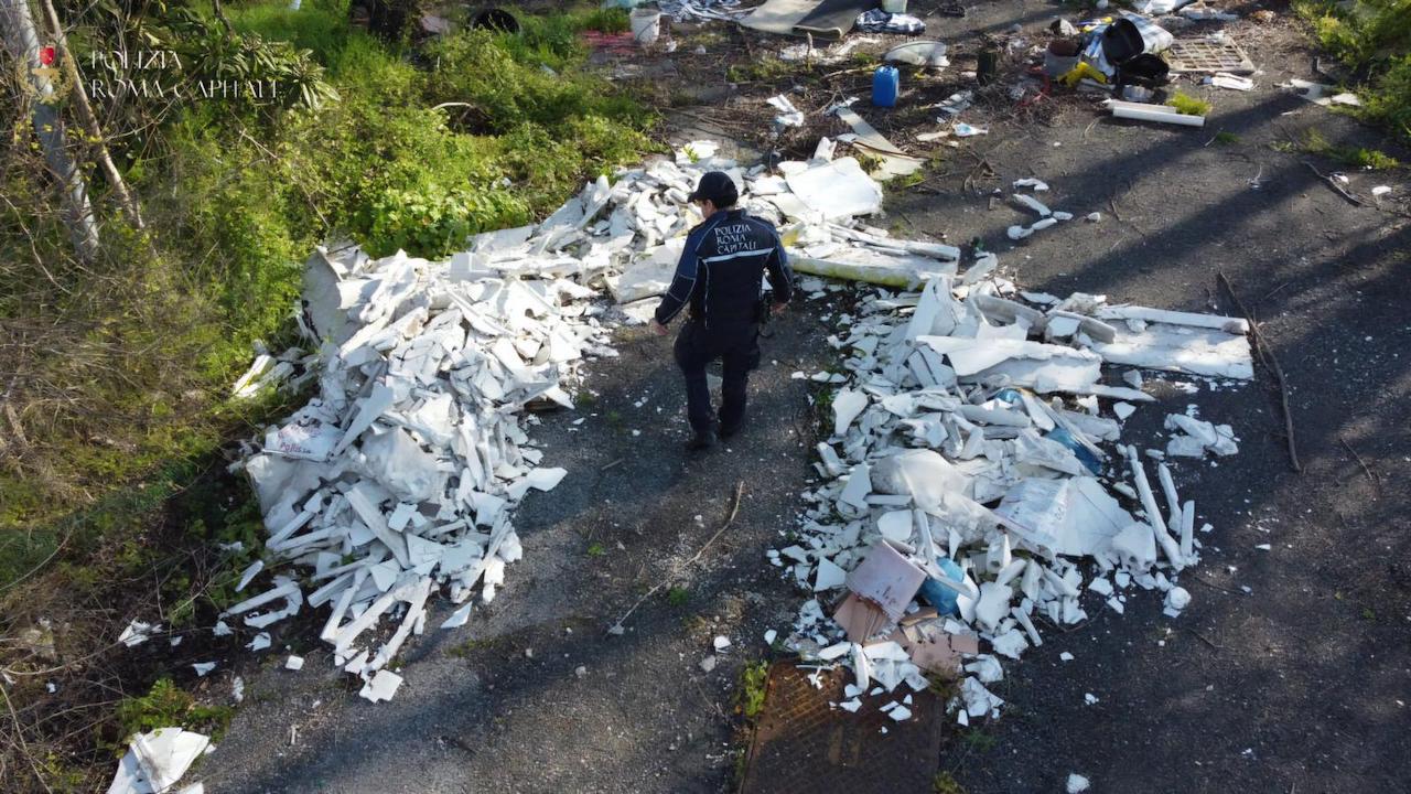 Roma, quintali di rifiuti nell’area dell’ex campo nomadi al Foro Italico