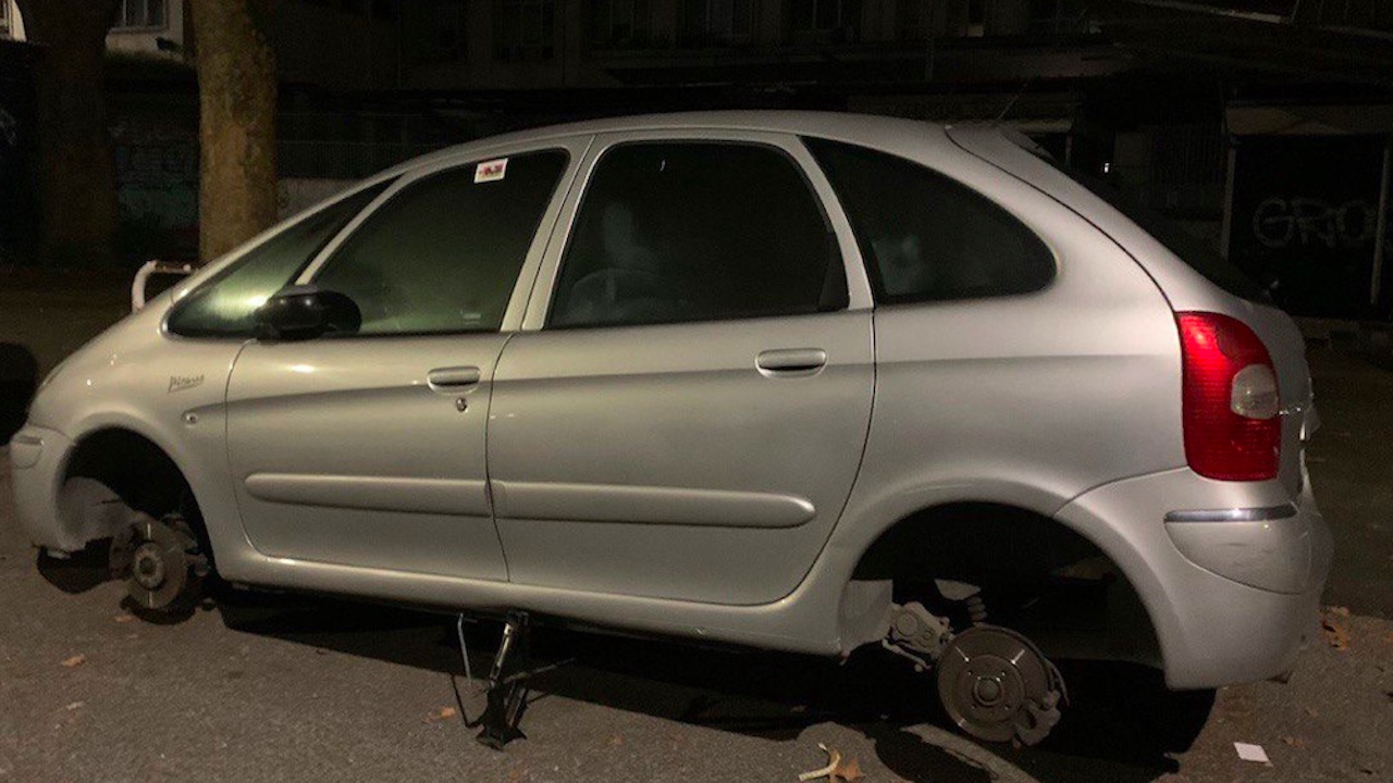 Roma, furto di pneumatici alla Garbatella: ladro bloccato, in fuga il complice