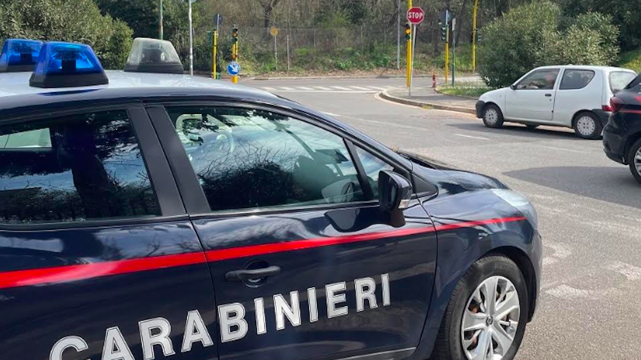 Roma, pistola con colpo in canna sotto il sedile dell'auto: 51enne arrestato ad Acilia