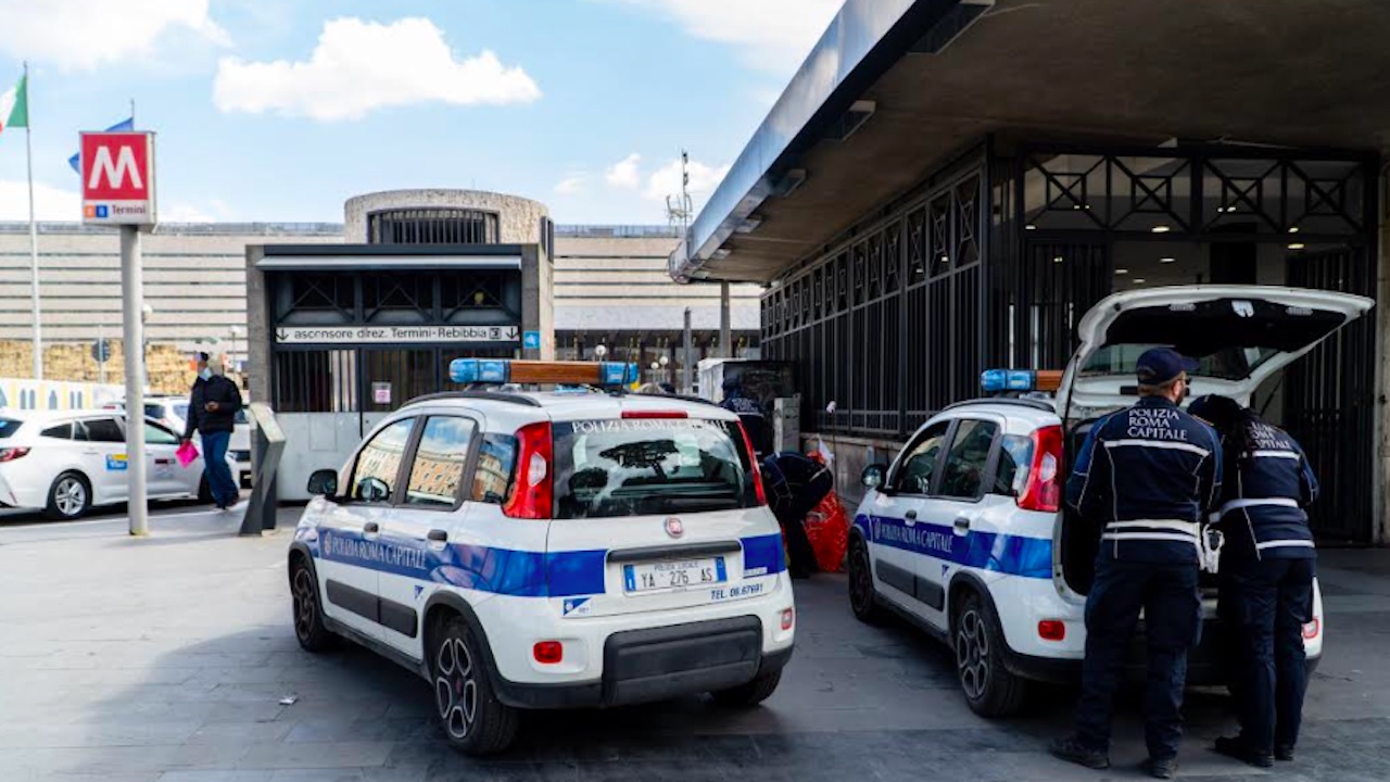 Ceffoni in strada e sui bus alla stazione Termini: perso lo schiaffeggiatore seriale di donne