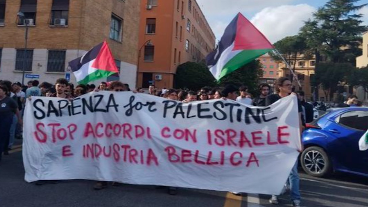 Scontri Sapienza, sit-in studenti davanti al tribunale Roma a sostegno dei due ragazzi arrestati